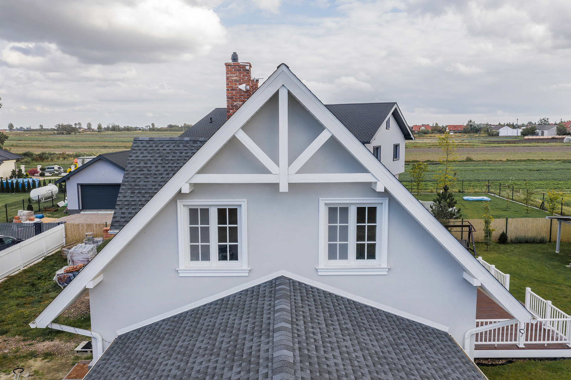 Połać dachowa ukazująca strukturę gontu i przekrój dachu